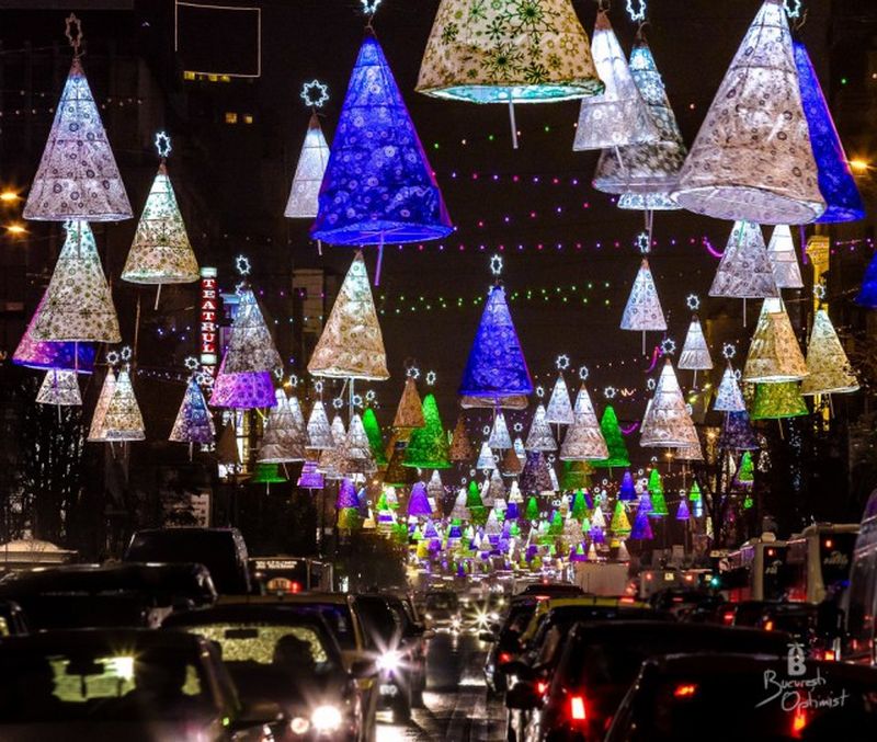 E Crăciun în București - 760.000 de luminiţe strălucesc pe bulevarde. Vezi cât a cheltuit primăria Capitalei