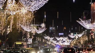 E Crăciun &icirc;n București - 760.000 de luminiţe strălucesc pe bulevarde. Vezi c&acirc;t a cheltuit primăria Capitalei