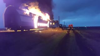 Un tren de călători a luat foc &icirc;n mers. Aproape 100 de pasageri se aflau &icirc;n vagoane &icirc;n momentul &icirc;n care garnitura a &icirc;nceput să ardă precum o torță 