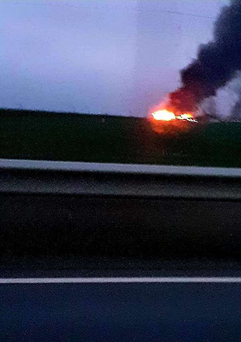 Un tren de călători a luat foc în mers. Aproape 100 de pasageri se aflau în vagoane în momentul în care garnitura a început să ardă precum o torță