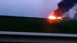 Un tren de călători a luat foc &icirc;n mers. Aproape 100 de pasageri se aflau &icirc;n vagoane &icirc;n momentul &icirc;n care garnitura a &icirc;nceput să ardă precum o torță