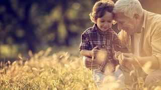 Povestea șocantă a bunicului care a murit &icirc;n timp ce &icirc;și plimba nepotul prin parc