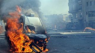 Mașina capcană a ucis 17 persoane și a rănit alte 20