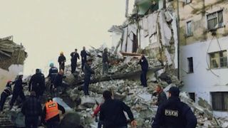 VIDEO | Doliu național &icirc;n Albania,  după cutremurul care a lăsat &icirc;n urmă zeci de morți. Un alt seism a lovit, azi, Grecia