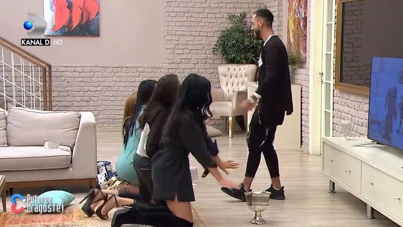 Gesturi incredibile făcute de Manuela de la „Puterea Dragostei”. A încercat să-l dezbrace pe Cătălin, dar i-a pleznit fusta