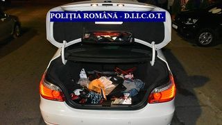 Mașină burdușită cu droguri, depistată de polițiștii din Arad