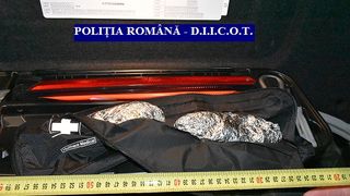 Mașină burdușită cu droguri, depistată de polițiștii din Arad