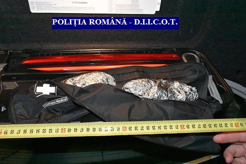 Mașină burdușită cu droguri, depistată de polițiștii din Arad