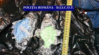 Mașină burdușită cu droguri, depistată de polițiștii din Arad