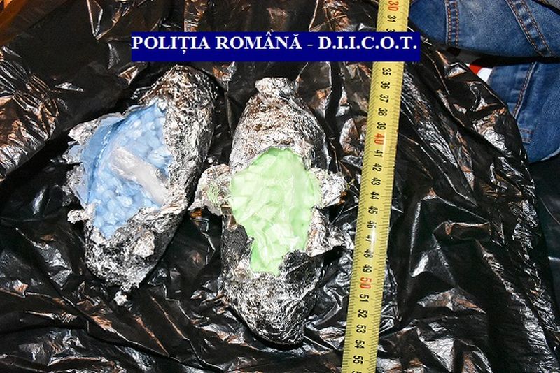 Mașină burdușită cu droguri, depistată de polițiștii din Arad