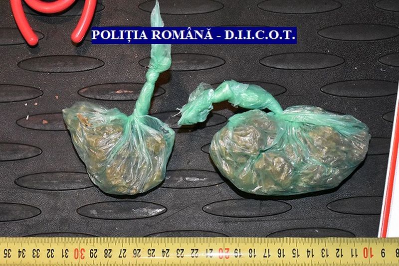 Mașină burdușită cu droguri, depistată de polițiștii din Arad
