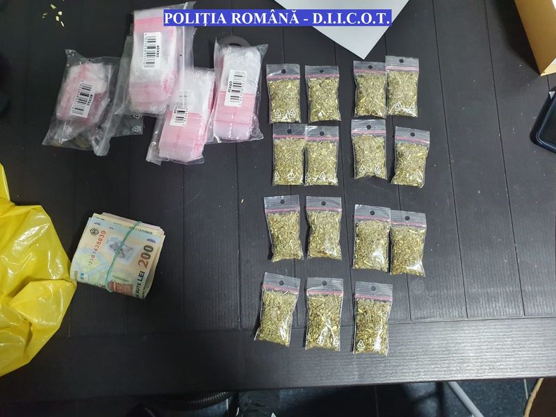 Percheziţii în Buzău şi Bucureşti, la persoane suspectate de trafic de droguri