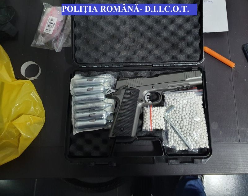 Percheziţii în Buzău şi Bucureşti, la persoane suspectate de trafic de droguri