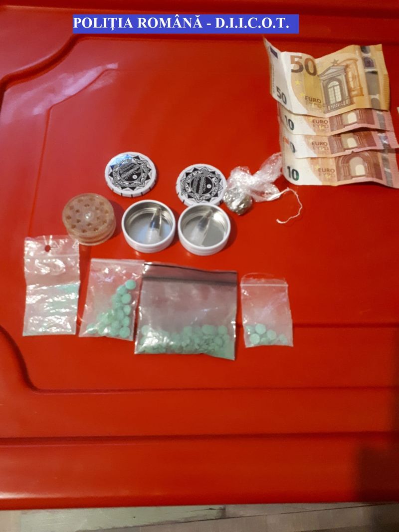 Percheziţii în Buzău şi Bucureşti, la persoane suspectate de trafic de droguri