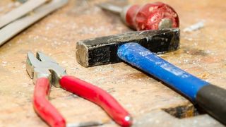 Un t&acirc;năr din Vaslui și-a lovit verișorul cu ciocanul &icirc;n cap pentru că nu a vrut să facă schimb de iubite