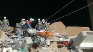 VIDEO | Soț și soție, îmbrățișați în fața morții. Cuplul a fost găsit de salvatorii români din Albania