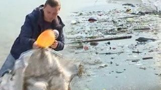 VIDEO | Marea Neagră a ajuns „groapa de gunoi e Europei”. Pericol pentru turiști!