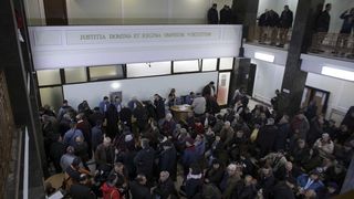 VIDEO | Sute de persoane, la sediul ÎCCJ, la primul termen în Dosarul Revoluţiei. Ion Iliescu nu s-a prezentat la instanţă