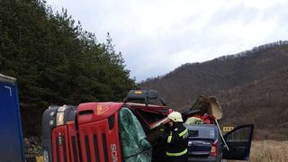 Trafic complet blocat pe DN 7, după ce un TIR s-a răsturnat peste un autoturism