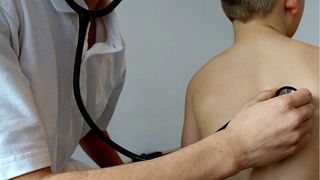 Un băiețel de 7 ani a murit pe patul de spital, fiind diagnosticat cu varicelă. Medicii, trași la răspundere de părinții copilului