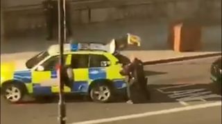 Clipe de groază &icirc;n Anglia: focuri de armă auzite l&acirc;ngă Podul Londrei. Cel puțin o persoană a fost ucisă!