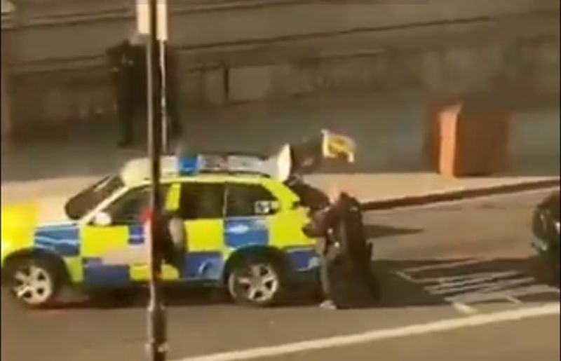 Poliţia Metropolitană tratează incidentul de la Podul Londrei ”ca şi cum ar avea legătură cu terorismul”