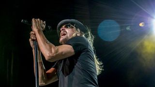 Kid Rock, băut pe scenă! Injurii la adresa lui Oprah Winfrey şi altor vedete TV