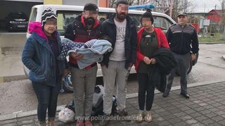 Caraş-Severin: Cinci irakieni, printre care şi un copil de un an, prinşi după ce au intrat ilegal în ţară 