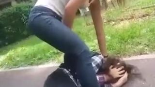 Scene șocante la un liceu din  Motru. O elevă a fost bătută  cu bestialitate de o altă colegă