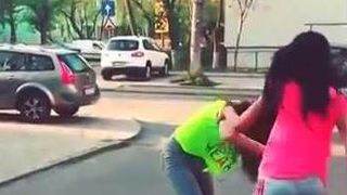 Elevă bătută și filmată la un liceu din Motru