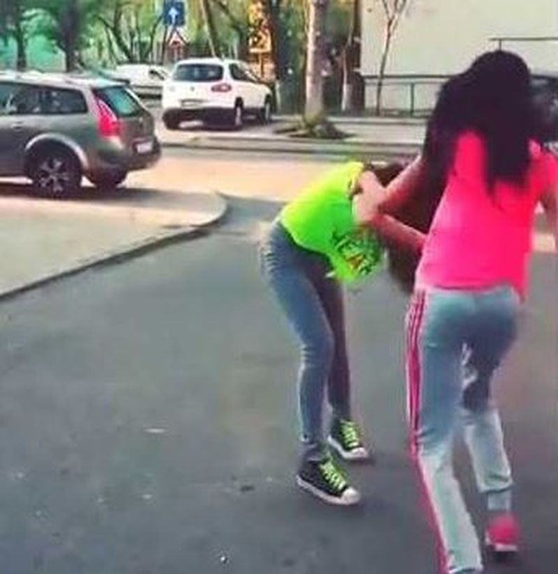 Elevă bătută și filmată la un liceu din Motru