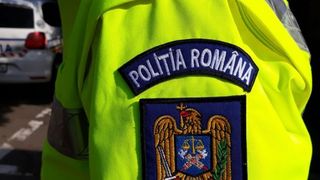 Situație șocantă în Iași. Un om al legii a bătut cu bestialitate un bătrân care săpa în curte