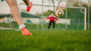 Scene șocante la un meci de fotbal. Un fotbalist nervos și-a lovit cu pumnii în față adversarul