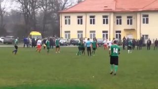 Scene șocante la un meci de fotbal. Un fotbalist nervos și-a lovit cu pumnii &icirc;n față adversarul