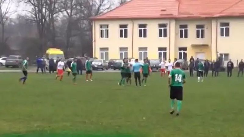 Scene șocante la un meci de fotbal. Un fotbalist nervos și-a lovit cu pumnii în față adversarul