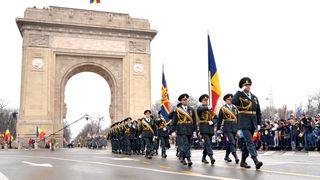 Paradă Militară Naţională la Bucureşti, &icirc;n prezenţa preşedintelui, cu 4.000 de militari şi 200 de mijloace tehnice, de Ziua Naţională