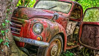 Mașină făcută praf de o șoferiță beată: a intrat printr-un gard și a lovit un alt autoturism