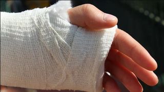 Un băiat de 11 ani din Pașcani a ajuns internat la neurochirurgie după ce a fost bătut zdravăn de tatăl unei colege