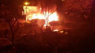 Trei maşini au ars &icirc;n lanţ, cu explozii puternice, &icirc;ntr-o parcare din Bucureşti