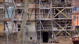 Un muncitor a murit după ce a căzut de la mare înălțime de pe schela unui bloc