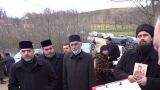 Preot, iubit de enoriași, evacuat cu mascații din biserică