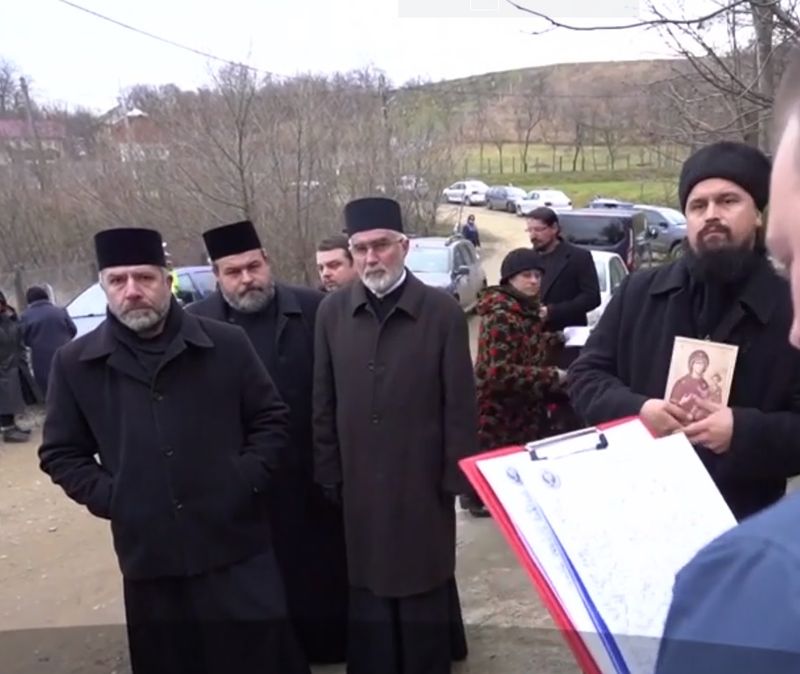 Preot, iubit de enoriași, evacuat cu mascații din biserică