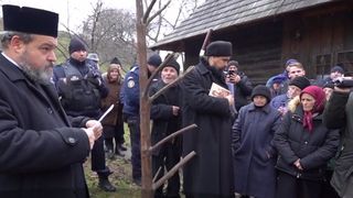 Un preot iubit de enoriași a fost evacuat cu mascații din biserică