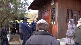 Preot, iubit de enoriași, evacuat cu mascații din biserică