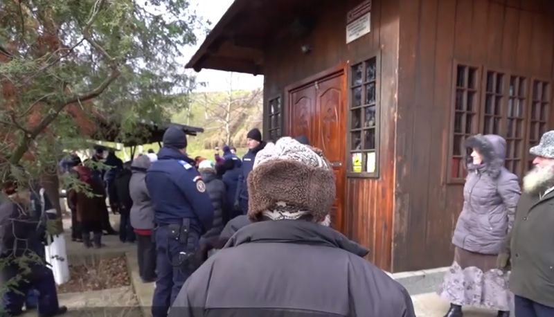 Preot, iubit de enoriași, evacuat cu mascații din biserică