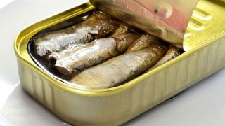 Cazul șocant al bărbatului care a mâncat o conservă de pește cu soția, apoi a murit