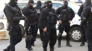 Cincisprezece persoane suspectate că ar fi avut acte sexuale orale cu propriii copii,  apoi ar fi vândut imaginile realizate unor cetăţeni americani