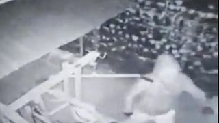 Galați: Polițiștii caută de mai bine de o lună un hoț care a furat bunuri de 10.000 de euro, deși autorul a fost surprins de camerele de supraveghere