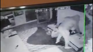 A furat bunuri în valoare de 10.000 de euro dintr-un apartament în urmă cu mai bine de o lună. Polițiștii încă sunt pe urmele lui, deși hoțul a fost surprins pe camerele de supraveghere