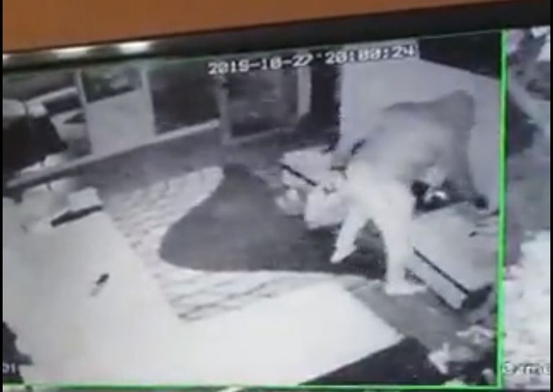 A furat bunuri în valoare de 10.000 de euro dintr-un apartament în urmă cu mai bine de o lună. Polițiștii încă sunt pe urmele lui, deși hoțul a fost surprins pe camerele de supraveghere